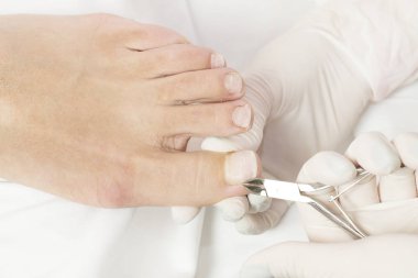 Kadın bacaklarının dikleşmesi süreci yakın plan çekilir..