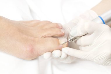 Kadın bacaklarının dikleşmesi süreci yakın plan çekilir..