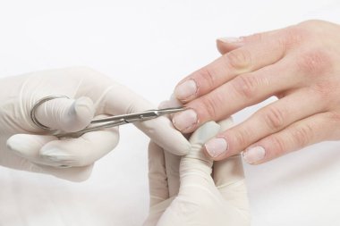 Bir güzellik salonunda yakın plan çekilen kadın el manikürü prosedürü..