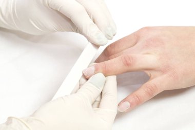 Bir güzellik salonunda yakın plan çekilen kadın el manikürü prosedürü..