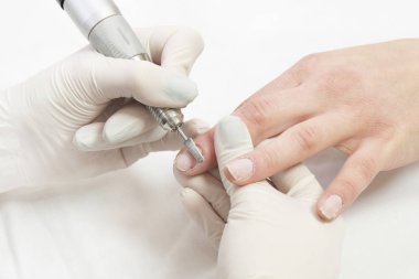 Bir güzellik salonunda yakın plan çekilen kadın el manikürü prosedürü..