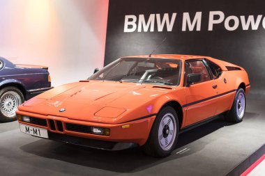 Münih, Almanya - 24 Kasım 2018: Sergi ve başarıları otomobil ve motosiklet Bmw Müzesi'nde efsanevi modellerinin ve sergiler. 