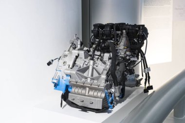 Münih, Almanya - 24 Kasım 2018: Sergi ve başarıları otomobil ve motosiklet Bmw Müzesi'nde efsanevi modellerinin ve sergiler. 