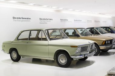 Münih, Almanya - 24 Kasım 2018: Sergi ve başarıları otomobil ve motosiklet Bmw Müzesi'nde efsanevi modellerinin ve sergiler. 