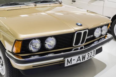 Münih, Almanya - 24 Kasım 2018: Sergi ve başarıları otomobil ve motosiklet Bmw Müzesi'nde efsanevi modellerinin ve sergiler. 