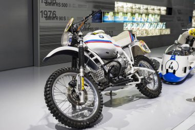 Münih, Almanya - 24 Kasım 2018: Sergi ve başarıları otomobil ve motosiklet Bmw Müzesi'nde efsanevi modellerinin ve sergiler. 