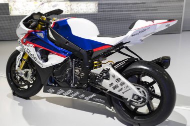 Münih, Almanya - 24 Kasım 2018: Sergi ve başarıları otomobil ve motosiklet Bmw Müzesi'nde efsanevi modellerinin ve sergiler. 