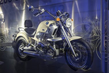 Münih, Almanya - 24 Kasım 2018: Sergi ve başarıları otomobil ve motosiklet Bmw Müzesi'nde efsanevi modellerinin ve sergiler. 