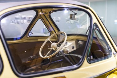 Münih, Almanya - 24 Kasım 2018: Sergi ve başarıları otomobil ve motosiklet Bmw Müzesi'nde efsanevi modellerinin ve sergiler