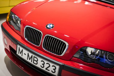Münih, Almanya - 24 Kasım 2018: Sergi ve başarıları otomobil ve motosiklet Bmw Müzesi'nde efsanevi modellerinin ve sergiler