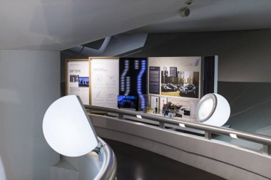 Münih, Almanya - 24 Kasım 2018: Sergi ve başarıları otomobil ve motosiklet Bmw Müzesi'nde efsanevi modellerinin ve sergiler