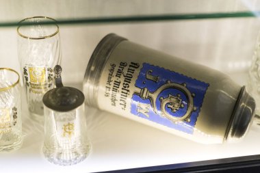 MUNİK, GERMANY - 24 Kasım 2018: Ekim Festivali Kupaları Müzesi 'nde sergiler, kutlama tarihi şişeler. 