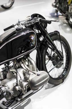 Münih, Almanya - 24 Kasım 2018: Sergi ve başarıları otomobil ve motosiklet Bmw Müzesi'nde efsanevi modellerinin ve sergiler. 