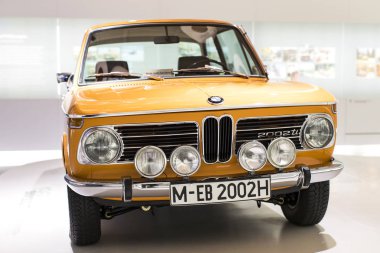 Münih, Almanya - 24 Kasım 2018: Sergi ve başarıları otomobil ve motosiklet Bmw Müzesi'nde efsanevi modellerinin ve sergiler. 
