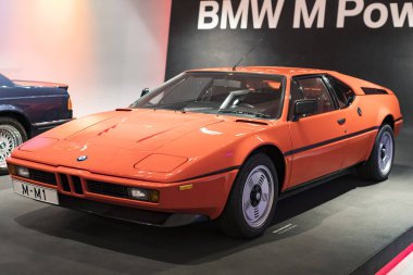 Münih, Almanya - 24 Kasım 2018: Sergi ve başarıları otomobil ve motosiklet Bmw Müzesi'nde efsanevi modellerinin ve sergiler. 