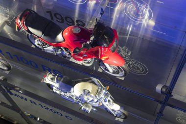 Münih, Almanya - 24 Kasım 2018: Sergi ve başarıları otomobil ve motosiklet Bmw Müzesi'nde efsanevi modellerinin ve sergiler. 