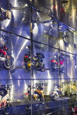 Münih, Almanya - 24 Kasım 2018: Sergi ve başarıları otomobil ve motosiklet Bmw Müzesi'nde efsanevi modellerinin ve sergiler. 