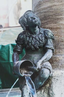Marienplatz 'daki Fischbrunnen Balık Çeşmesi' nin elementleri.