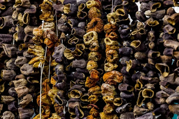 東スパイス市場における乾燥ナスズッキーニとズッキーニの背景 — ストック写真