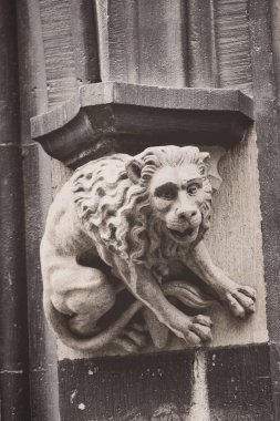  Münih 'in merkezindeki Marienplatz' daki yeni belediye binasının mimari öğeleri ve heykelleri.. 