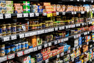 VERONA, İTALYA - 4 EYLÜL: yiyecek ve yarı bitmiş içeceklerle dolu raflar İtalya Verona 'daki SPAR marketi.