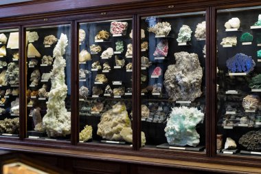 VIENNA, AUSTRIA - 3 Eylül 2018: Taşların ve metallerin toplanması Doğal Tarih Müzesi, Viyana.