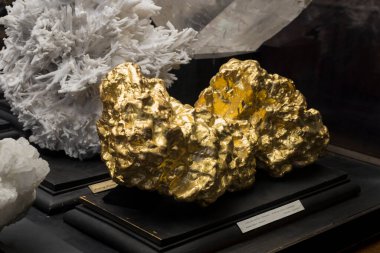 VIENNA, AUSTRIA - 3 Eylül 2018: Taşların ve metallerin toplanması Doğal Tarih Müzesi, Viyana.