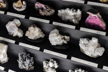 VIENNA, AUSTRIA - 3 Eylül 2018: Taşların ve metallerin toplanması Doğal Tarih Müzesi, Viyana.