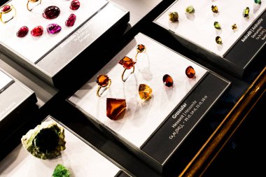 VIENNA, AUSTRIA - 3 Eylül 2018: Viyana 'daki Doğal Tarih Müzesi' nde işlenmemiş ve işlenmemiş değerli ve yarı değerli taşlar sergisi.