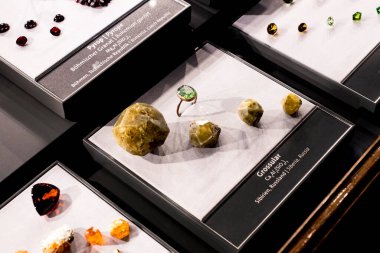 VIENNA, AUSTRIA - 3 Eylül 2018: Viyana 'daki Doğal Tarih Müzesi' nde işlenmemiş ve işlenmemiş değerli ve yarı değerli taşlar sergisi.