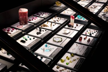 VIENNA, AUSTRIA - 3 Eylül 2018: Viyana 'daki Doğal Tarih Müzesi' nde işlenmemiş ve işlenmemiş değerli ve yarı değerli taşlar sergisi.