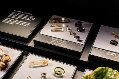 VIENNA, AUSTRIA - 3 Eylül 2018: Viyana 'daki Doğal Tarih Müzesi' nde işlenmemiş ve işlenmemiş değerli ve yarı değerli taşlar sergisi.