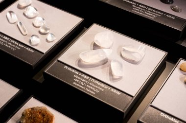 VIENNA, AUSTRIA - 3 Eylül 2018: Viyana 'daki Doğal Tarih Müzesi' nde işlenmemiş ve işlenmemiş değerli ve yarı değerli taşlar sergisi.