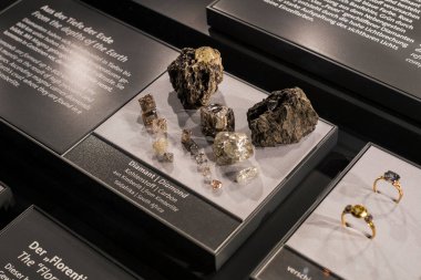 VIENNA, AUSTRIA - 3 Eylül 2018: Viyana 'daki Doğal Tarih Müzesi' nde işlenmemiş ve işlenmemiş değerli ve yarı değerli taşlar sergisi.