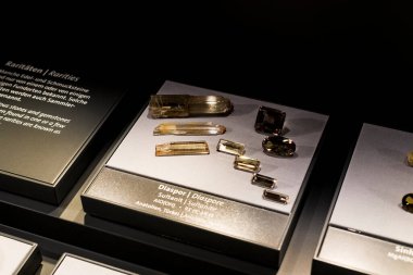 VIENNA, AUSTRIA - 3 Eylül 2018: Viyana 'daki Doğal Tarih Müzesi' nde işlenmemiş ve işlenmemiş değerli ve yarı değerli taşlar sergisi.