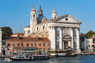 İtalya, VENİS - 5 Eylül 2018: İtalya 'daki Venedik kentinin kanalları üzerindeki evlerin mimari öğeleri.