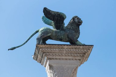 İtalya, VENİS - 5 Eylül 2018: İtalya 'daki Venedik kentinin kanalları üzerindeki evlerin mimari öğeleri.