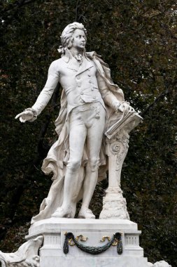 Mozart anıtının mimari unsurları 1896 'da Avusturya' da oluşturuldu.
