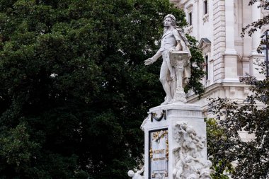 Mozart anıtının mimari unsurları 1896 'da Avusturya' da oluşturuldu.
