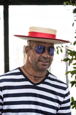 İtalya, Venedik - 5 Eylül 2018 Erkekler gondolcuları Venedik 'te turistlerle gondol sürerler.