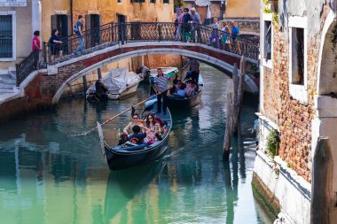 İtalya, Venedik - 5 Eylül 2018 Erkekler gondolcuları Venedik 'te turistlerle gondol sürerler.