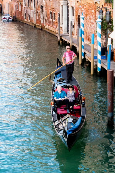 Italy Venice September 2018 Men Gondoliers Drive Gondolas Tourists Venice — Stock Photo, Image