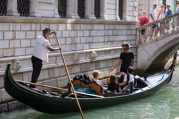 Itálie Venice Září 2018 Muži Gondoliéři Jezdí Gondolách Turisty Benátkách — Stock fotografie