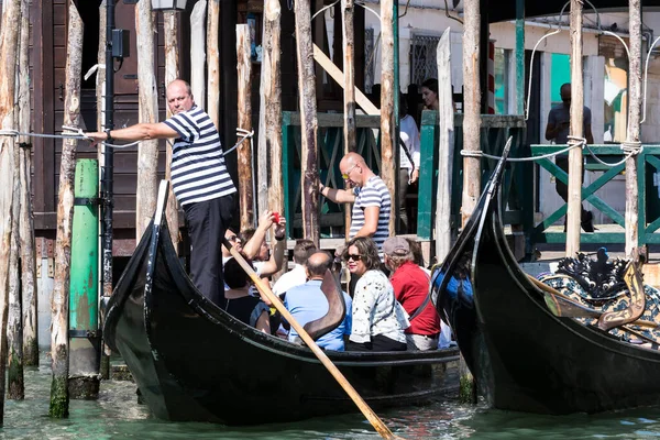 Olaszország Venice 2018 Szeptember Férfiak Gondolákat Vezetnek Turistákkal Velencében Olaszországban — Stock Fotó