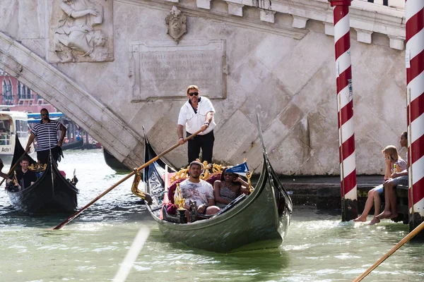 意大利 威尼斯 2018年9月5日 在意大利威尼斯 男人与游客驾驶贡多拉 — 图库照片