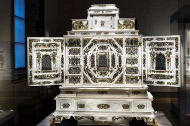 MÜZİK, Almanya - 27 Kasım 2018: Münih 'teki Bavyera Ulusal Müzesi' nde lüks eşyalar ve asiller sanatı sergisi.