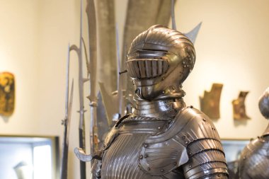 MÜZİK, Almanya - 27 Kasım 2018: Münih 'teki Bavyera Ulusal Müzesi' nde sunulan ortaçağ zırhı ve şövalyeleri sergisi.