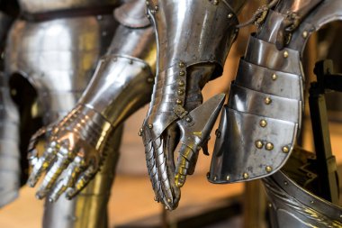 MÜZİK, Almanya - 27 Kasım 2018: Münih 'teki Bavyera Ulusal Müzesi' nde sunulan ortaçağ zırhı ve şövalyeleri sergisi.