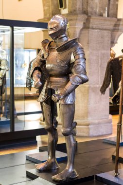 MÜZİK, Almanya - 27 Kasım 2018: Münih 'teki Bavyera Ulusal Müzesi' nde sunulan ortaçağ zırhı ve şövalyeleri sergisi.
