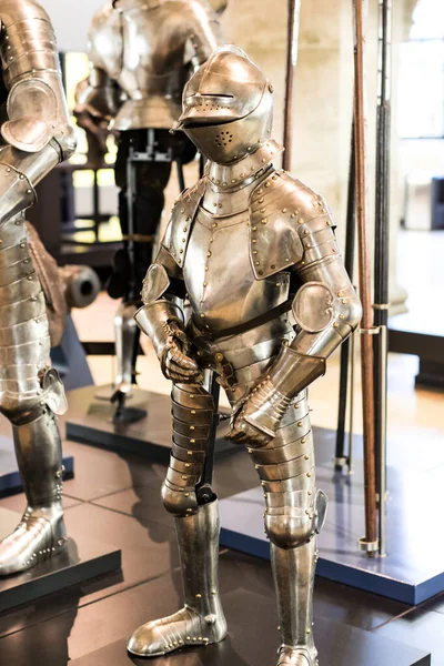 MÜZİK, Almanya - 27 Kasım 2018: Münih 'teki Bavyera Ulusal Müzesi' nde sunulan ortaçağ zırhı ve şövalyeleri sergisi.